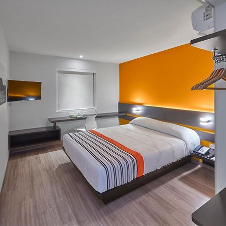City Express Junior By Marriott Leon Centro De Convenciones Екстериор снимка