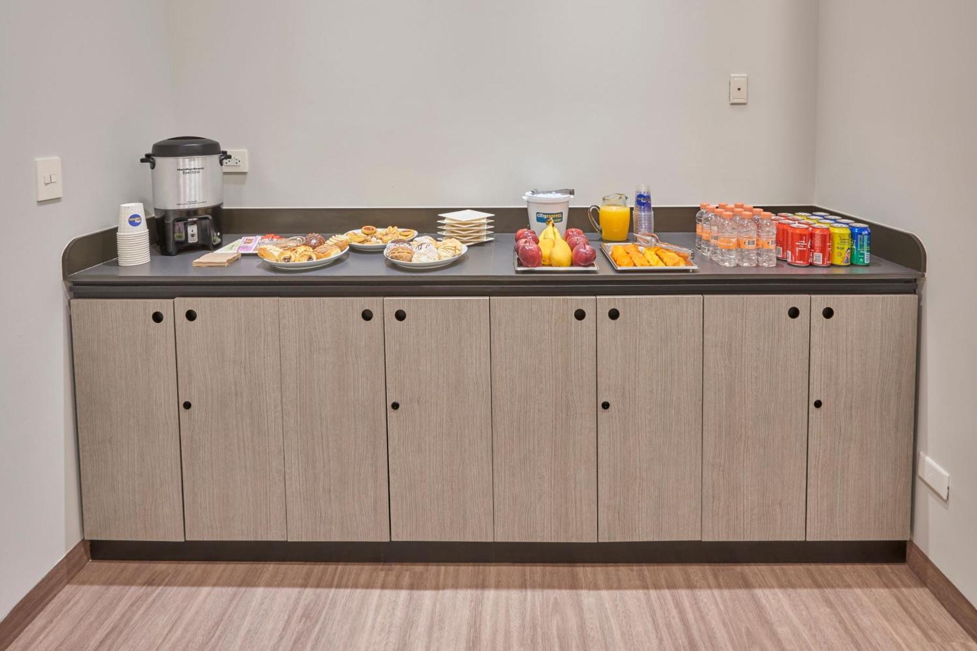 City Express Junior By Marriott Leon Centro De Convenciones Екстериор снимка