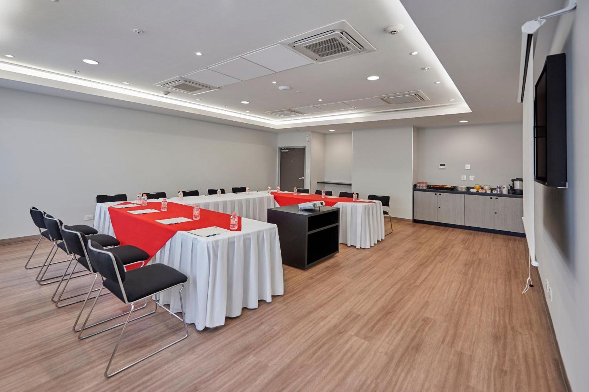 City Express Junior By Marriott Leon Centro De Convenciones Екстериор снимка