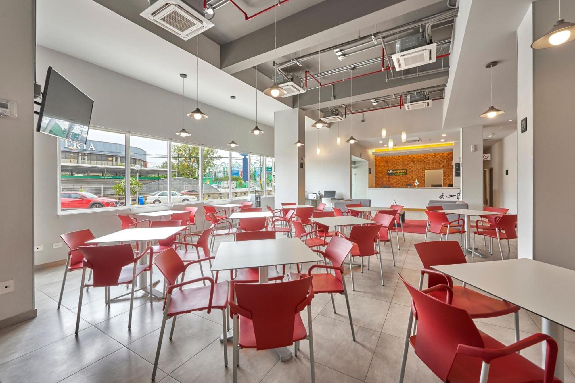 City Express Junior By Marriott Leon Centro De Convenciones Екстериор снимка