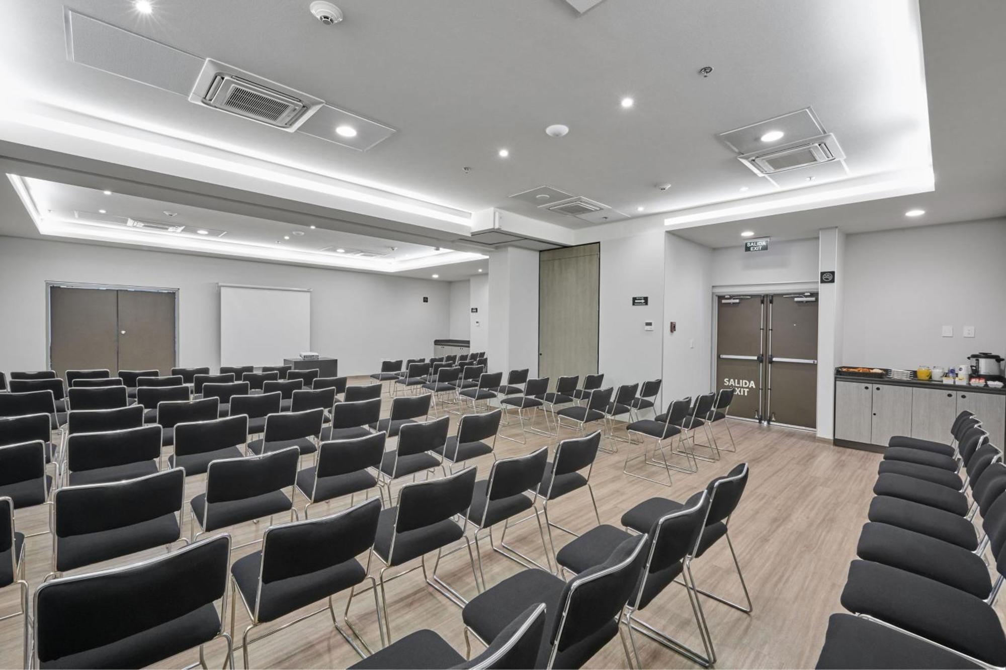 City Express Junior By Marriott Leon Centro De Convenciones Екстериор снимка