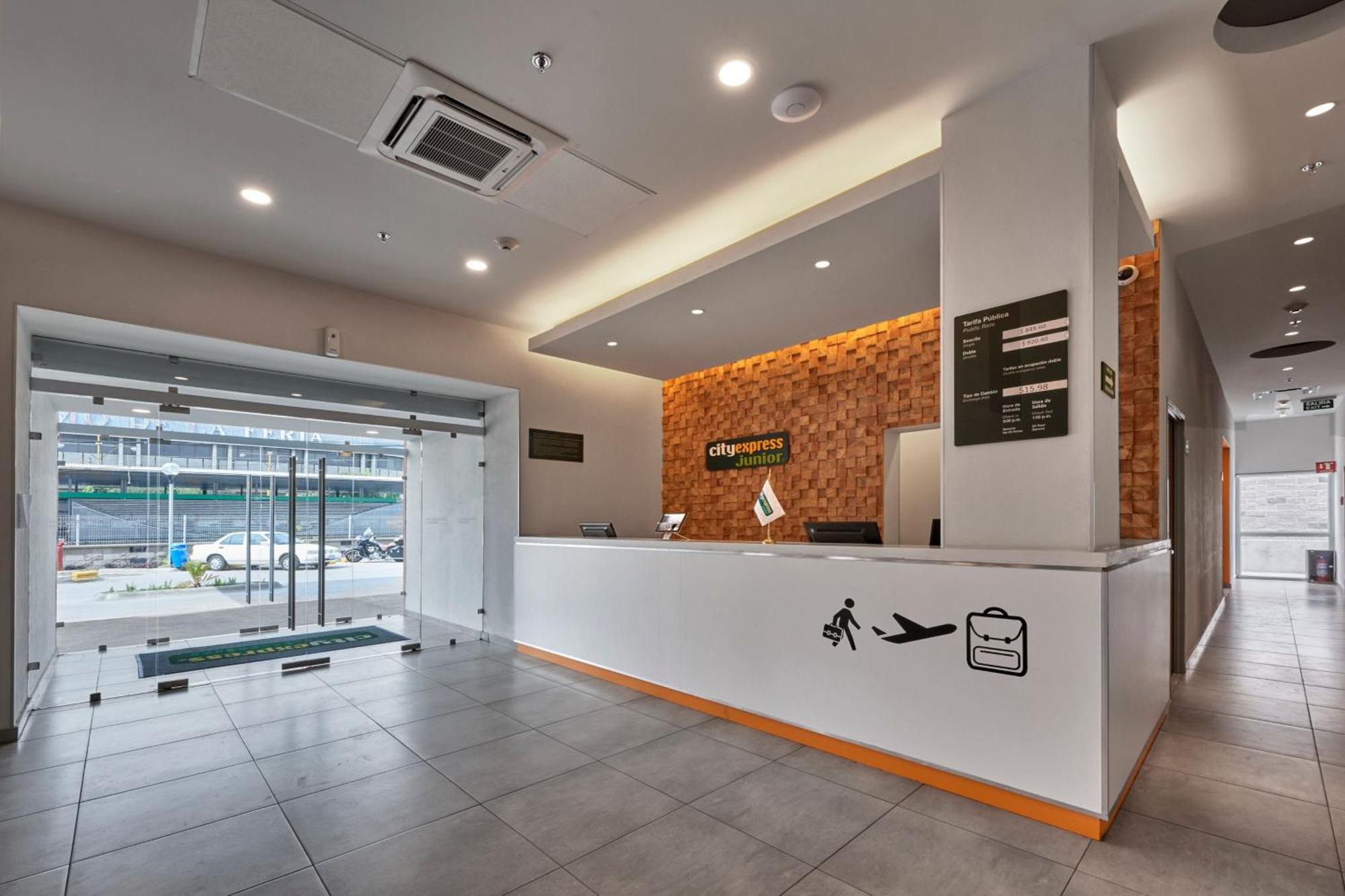 City Express Junior By Marriott Leon Centro De Convenciones Екстериор снимка
