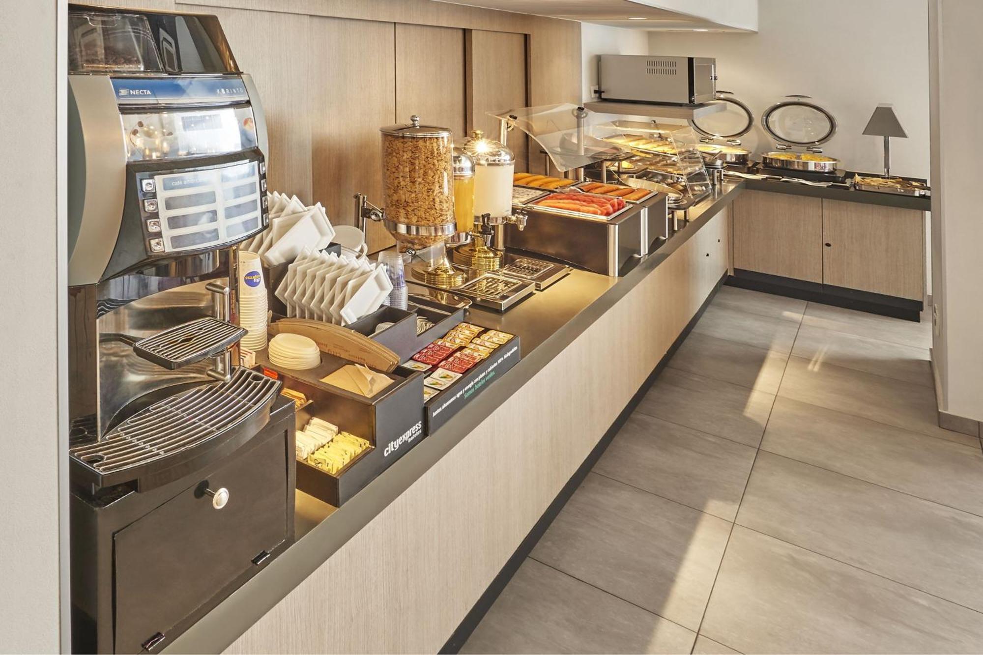 City Express Junior By Marriott Leon Centro De Convenciones Екстериор снимка