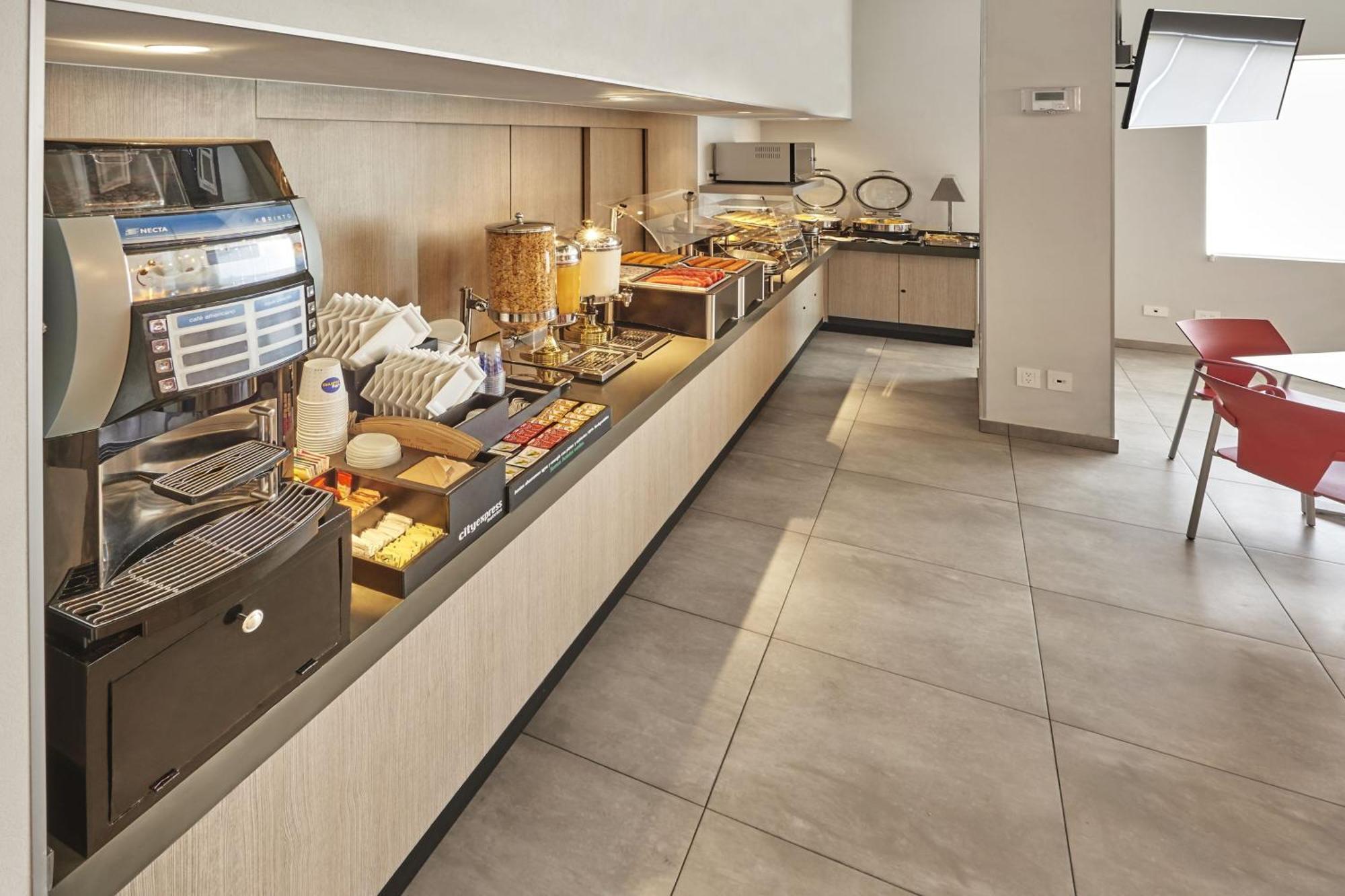 City Express Junior By Marriott Leon Centro De Convenciones Екстериор снимка