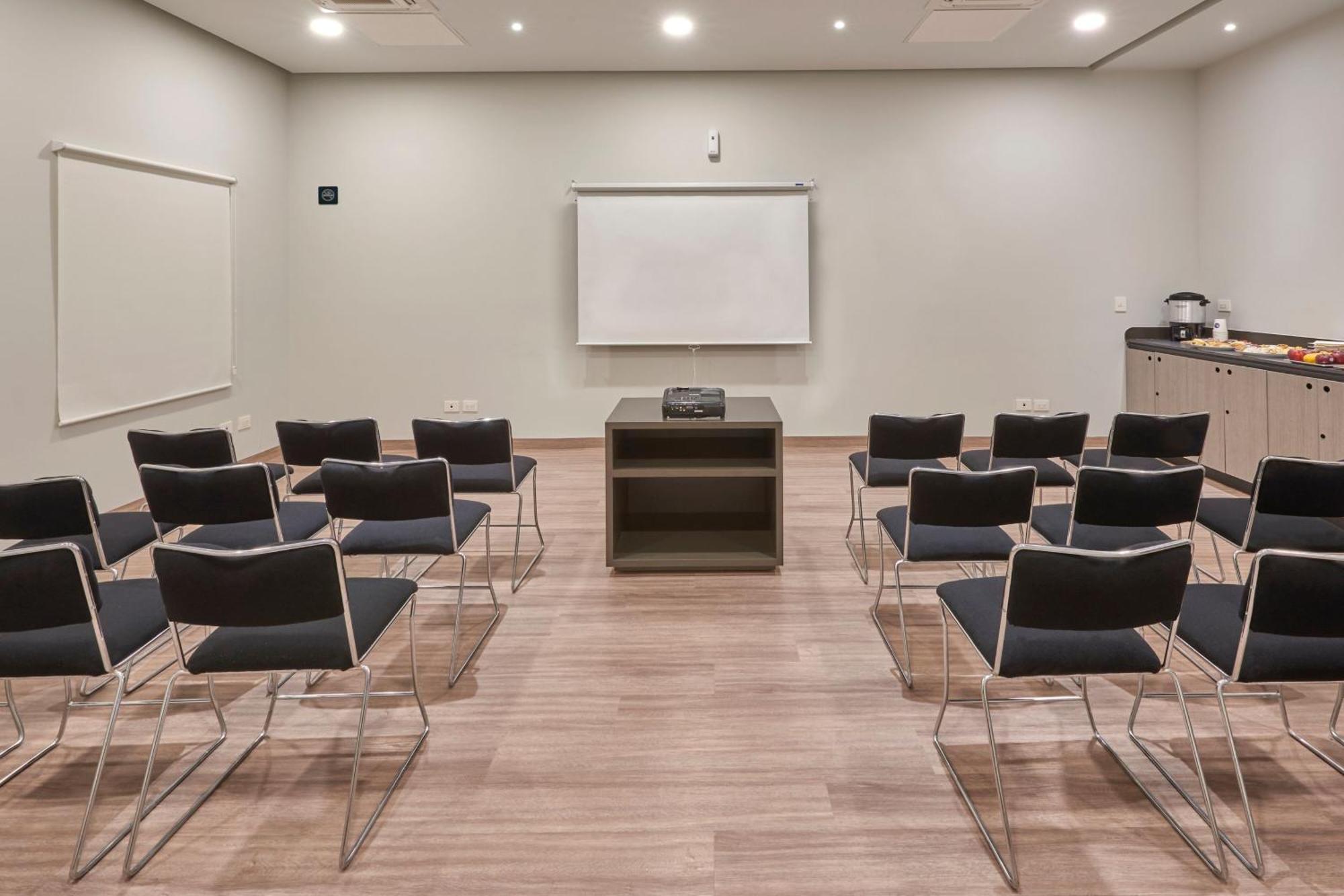 City Express Junior By Marriott Leon Centro De Convenciones Екстериор снимка