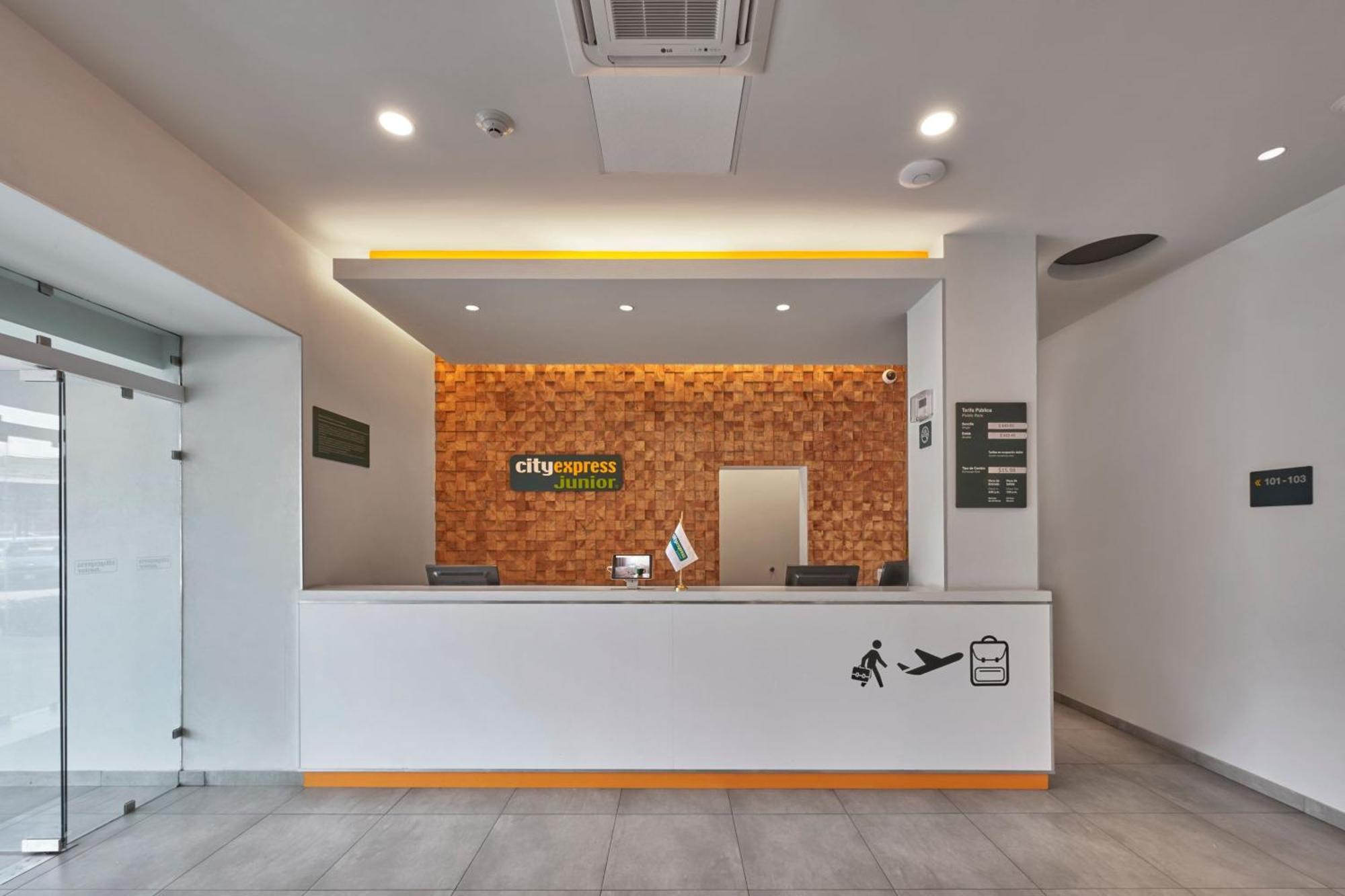 City Express Junior By Marriott Leon Centro De Convenciones Екстериор снимка